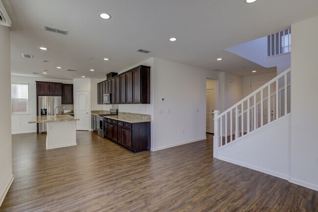 Building Photo - Five Bedroom Plus Loft in River Island