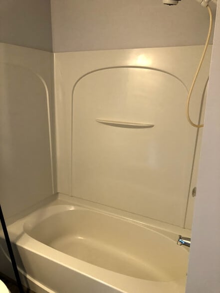 2nd room bath - 601 Market Place Ln