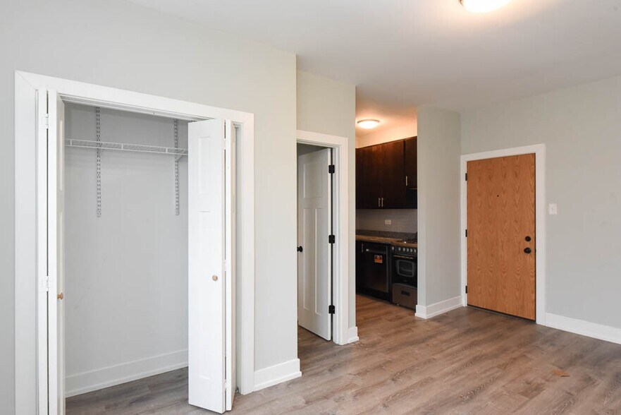 Building Photo - 4856 N Damen