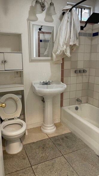 Bath - 13947 Meadow Ln