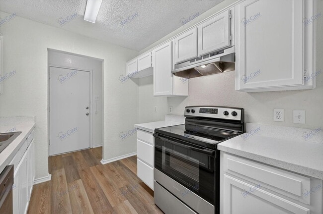 Building Photo - 6706 S Creek Dr
