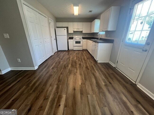 Building Photo - 309 Goldenrod Dr