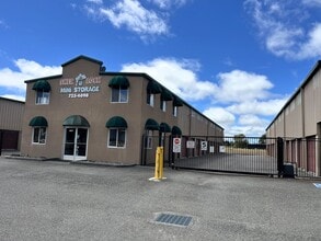 Building Photo - Large Cat-Friendly 1 Bedroom Apartment In ...