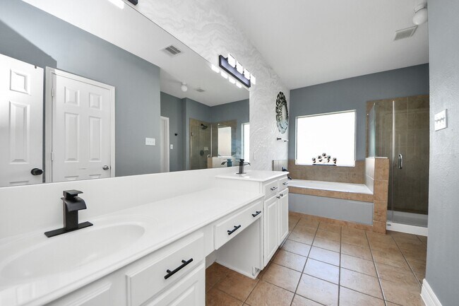 Building Photo - 8602 Briar Oaks Ln