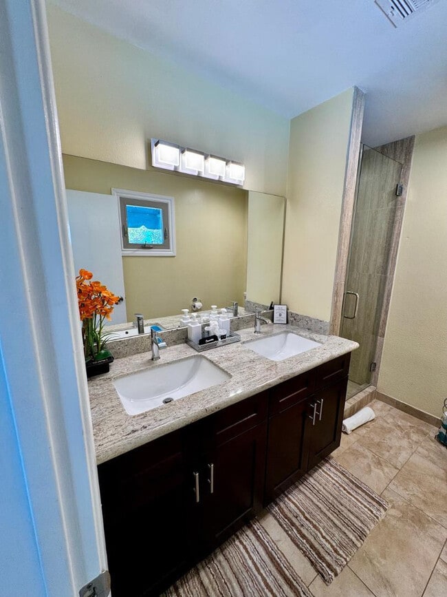 Building Photo - 8238 E Vista Dr