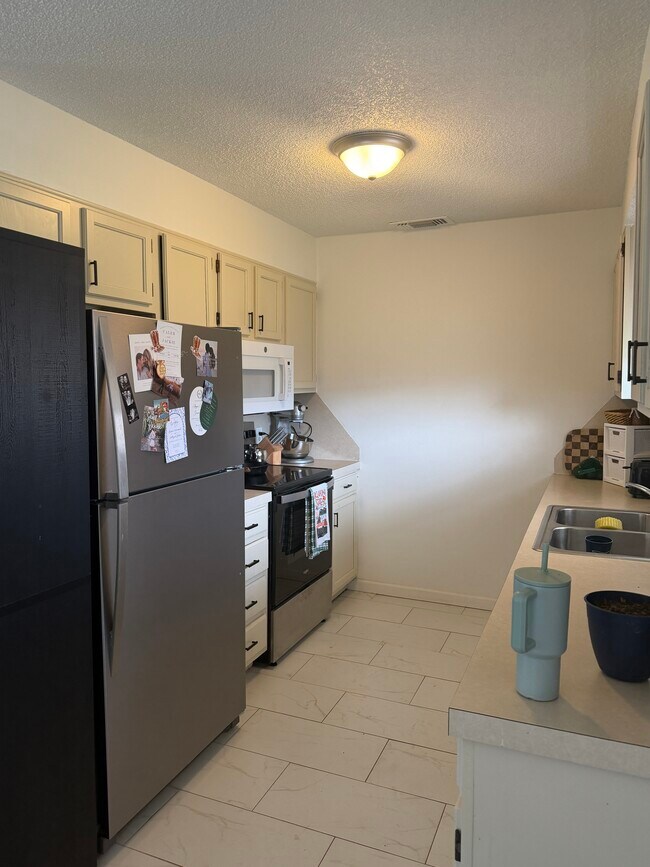 Building Photo - 927 E Krayler Ave