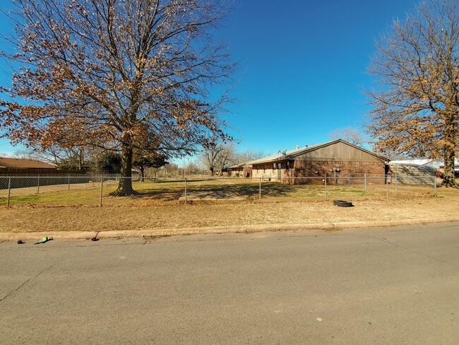 Building Photo - 3 Bed brick home in Tecumseh