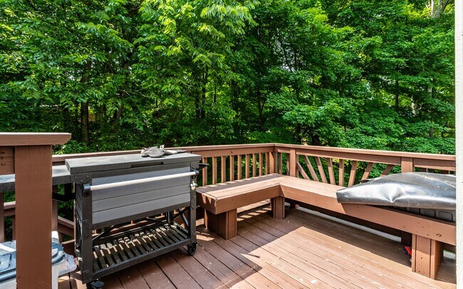 Building Photo - Spacious 5-Bed Home with In-Law Suite, Fin...