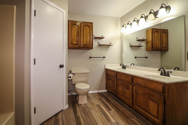 Building Photo - 4 bedroom, 2 1/2 bath, 2 car garage located in the quiet Summit View subdivision.