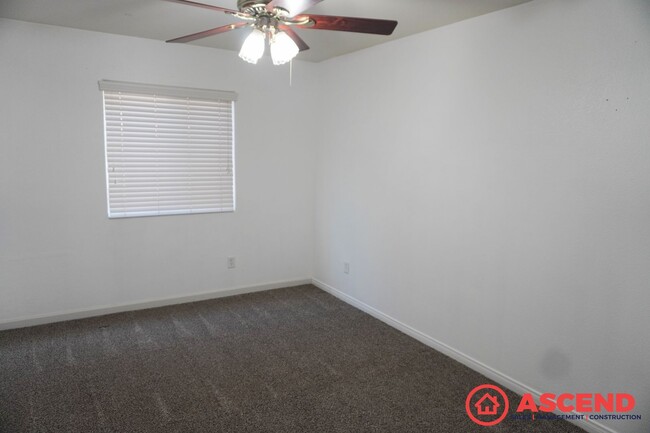 Building Photo - Beautiful Home Close to Golf Course!