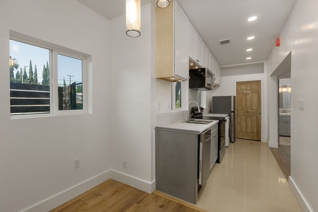 Building Photo - Chic 2BD/1BA ADU in Beautiful Granada Hill...