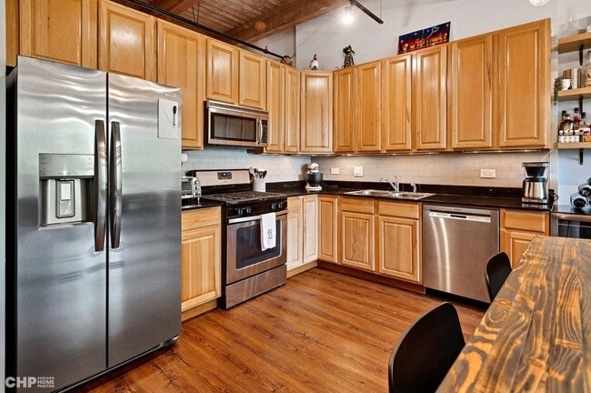 Building Photo - 1740 N Maplewood Ave