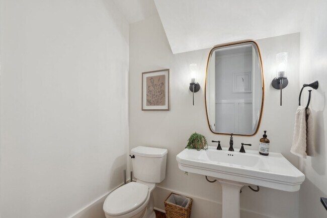 Building Photo - 1226 Adams St