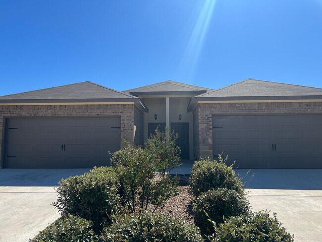 Primary Photo - Luxury 3/2 Duplex in Seguin, Texas