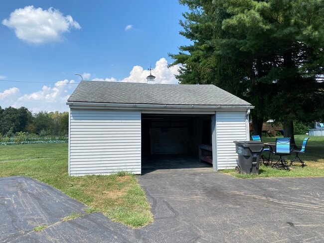 Building Photo - 253 Beacon Light Rd