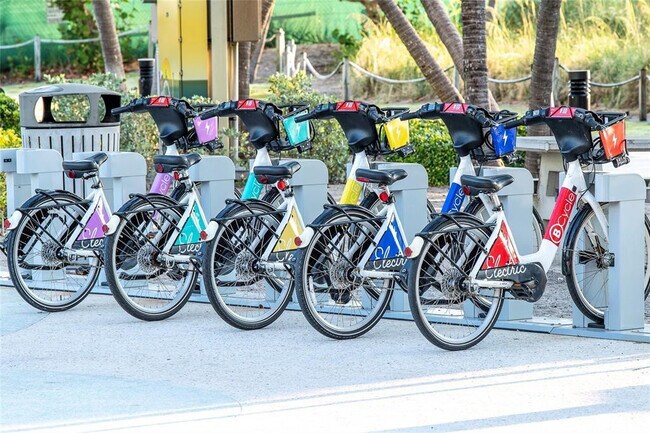 Building Photo - 3230 NE 13th St