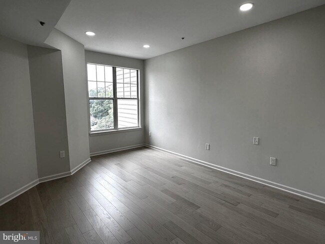 Building Photo - 1645 International Dr