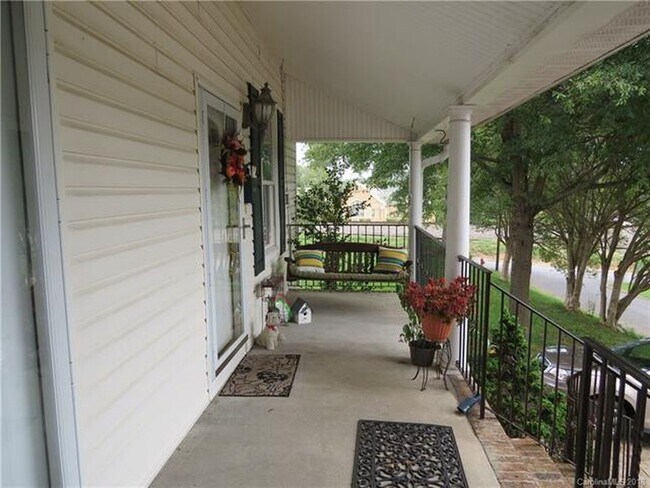 Building Photo - 123 7th St