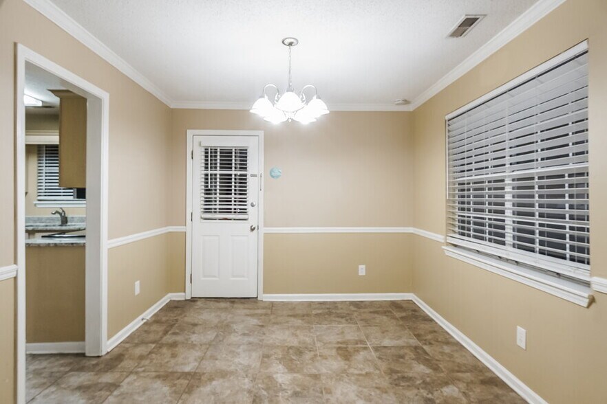 Building Photo - 144 Carriage Dr