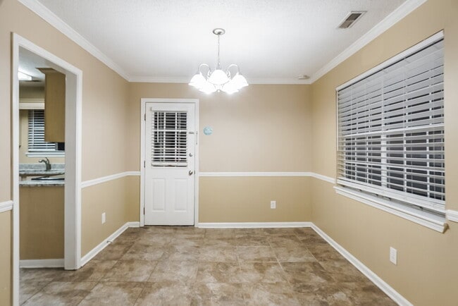 Building Photo - 144 Carriage Dr