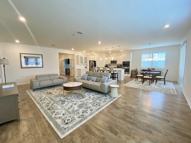 Building Photo - Four Bedroom Single Family Home in The Lak...