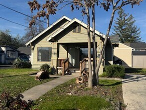 Building Photo - COZY CLASSIC HOME WITH FRESH UPDATES AND BUILT-INS