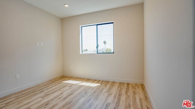 Building Photo - 1540 S Hayworth Ave