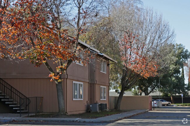 Building Photo - Oakwood Apartments