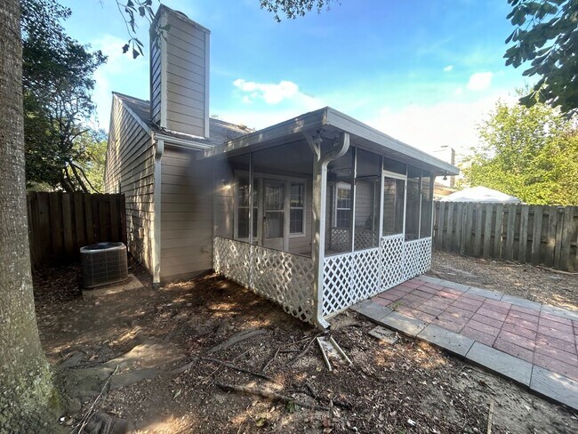 Building Photo - 15 Heritage Village Ln