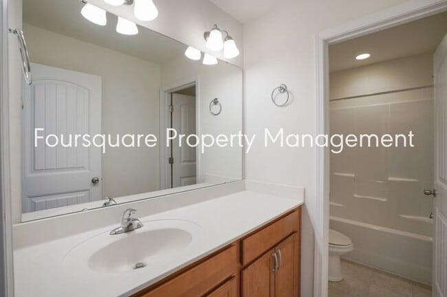 Building Photo - Spacious Single-Family Home with Open Floor Plan, Loft & Two-Car Garage – In the Popular Arrowhea...