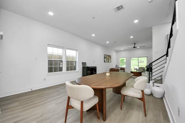 Building Photo - 6747 Peerless St