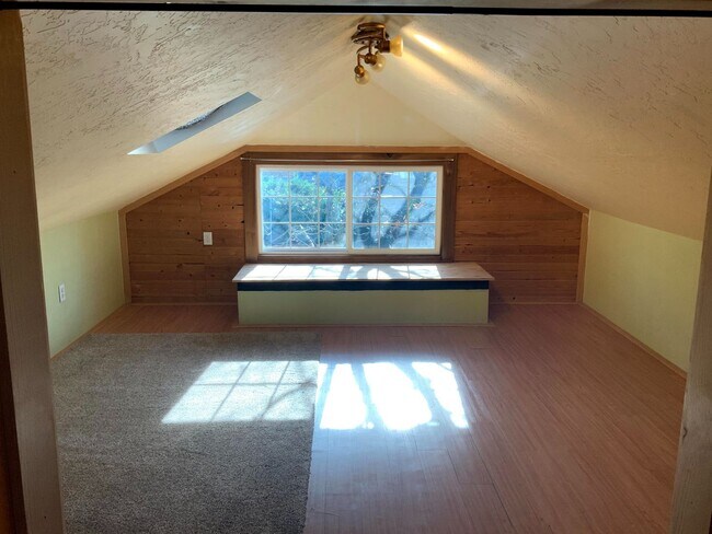 Building Photo - 4 Bedroom, 1.5 Bath House