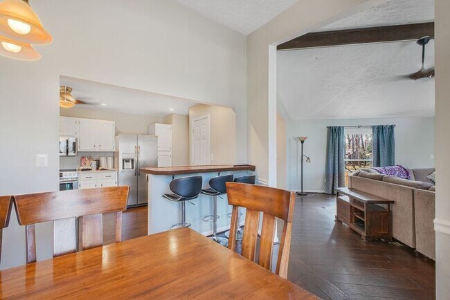 Building Photo - 306 Happy Creek Rd