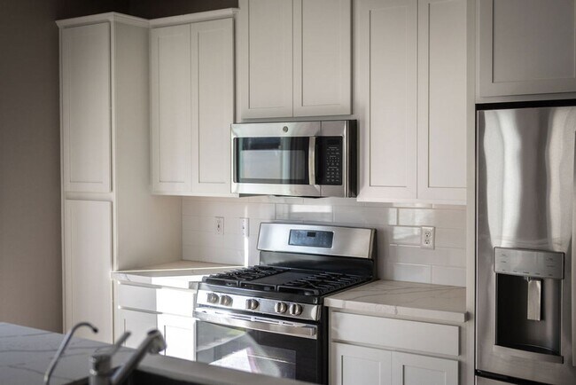 Building Photo - Modern Henderson Townhome with Loft & Resort-Style Amenities