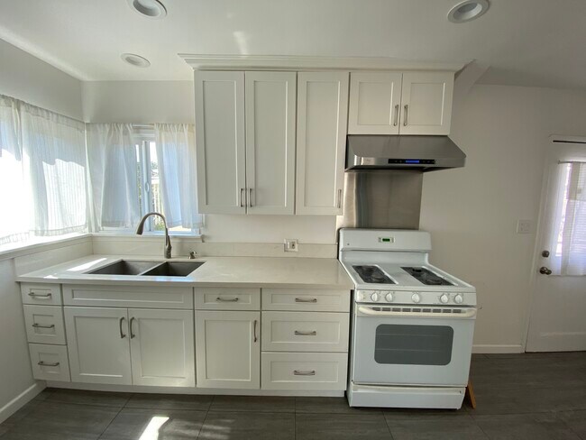 Kitchen - 525 El Mercado Ave