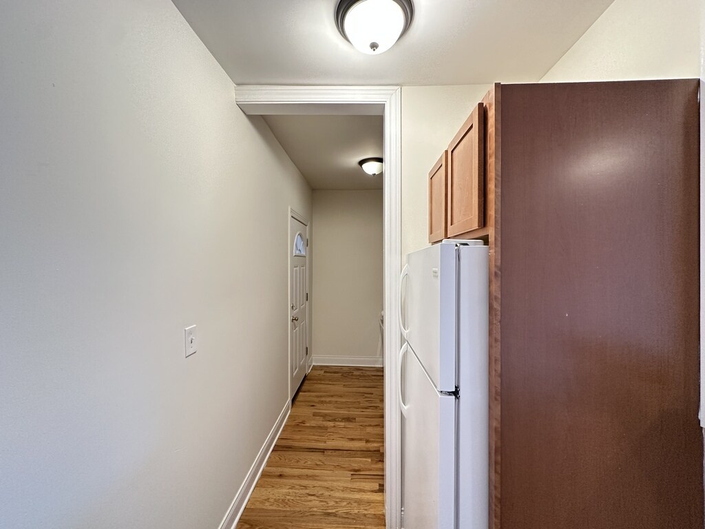 Building Photo - 633 W Cornelia Ave