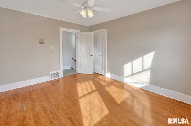 Building Photo - 2601 W Kenwood Ave