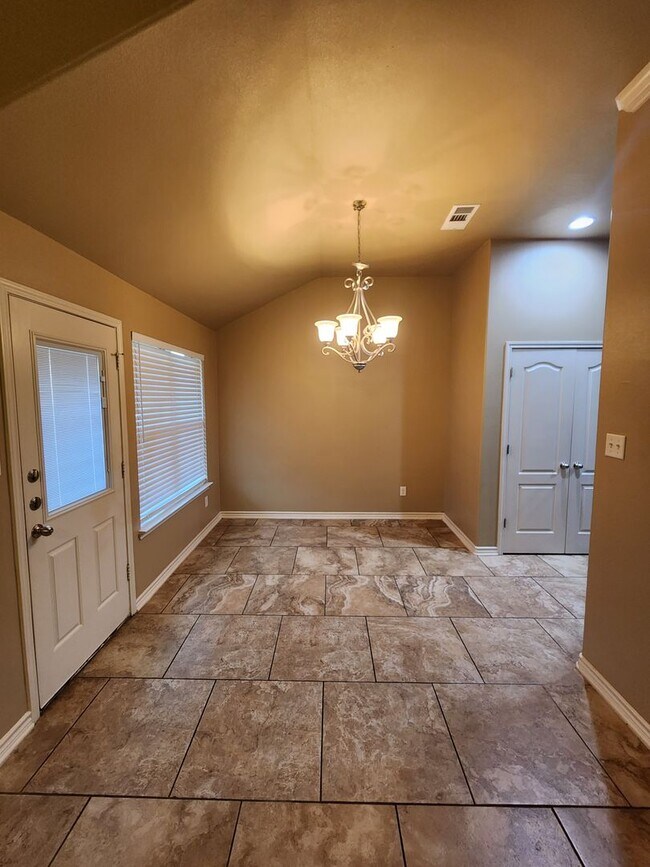 Building Photo - Beautiful 3 bed/2 bath Duplex off of Bunny...