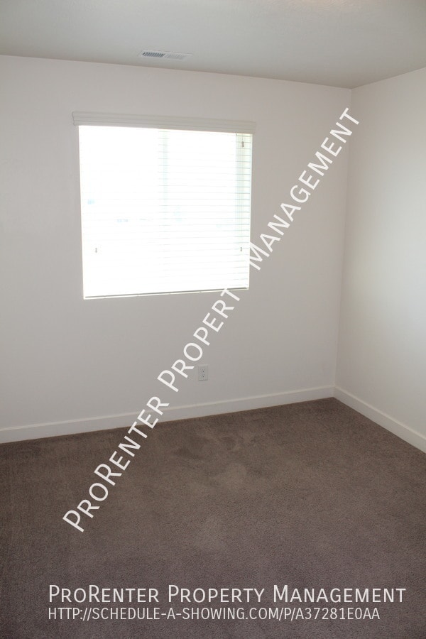 Building Photo - 1045 Stonehaven Dr