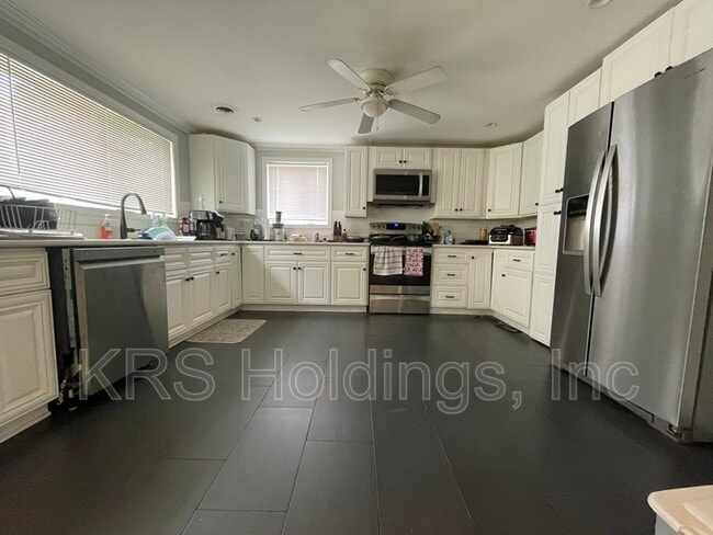 Building Photo - 803 E Little Back River Rd