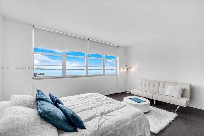Building Photo - 801 Brickell Bay Dr