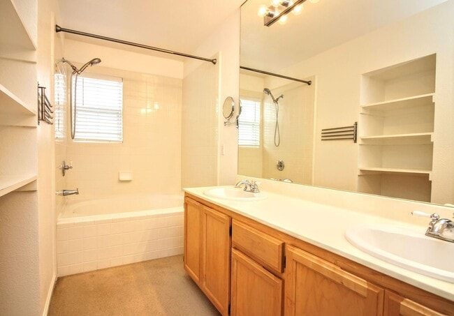 Building Photo - 2 Bedroom 2.5 Bath Home in Petaluma