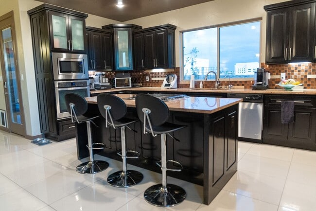 Building Photo - Stunning 4 bedroom, 2,5 bath home in West ...