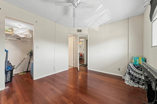 Building Photo - 113 Royal Pk Dr