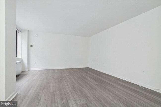 Building Photo - 522 21st St NW