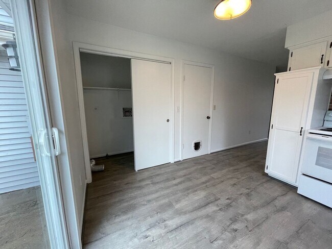 Building Photo - {12901} Spacious Townhome with a 1 car garage & full basement