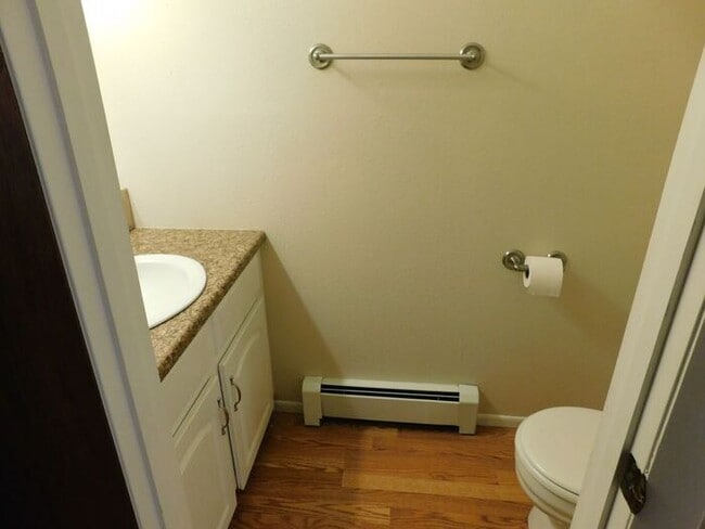 Building Photo - 2 Bed 1.5 Bath Townhome!