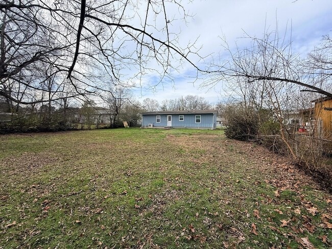 Building Photo - 205 Robert E Lee St