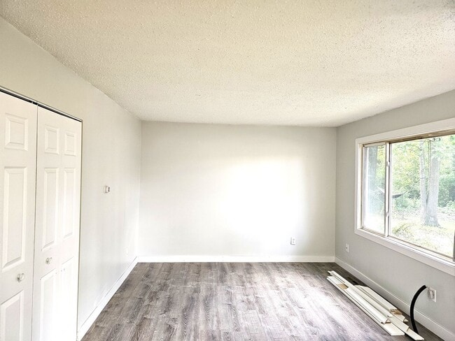 Building Photo - Newly Remodeled 2 Bedroom, 1 Bath — Pet Fr...