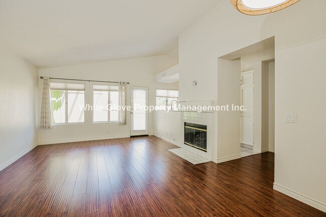 Building Photo - Stylish 2 Bed, 2 Bath End-Unit Condo in Mi...